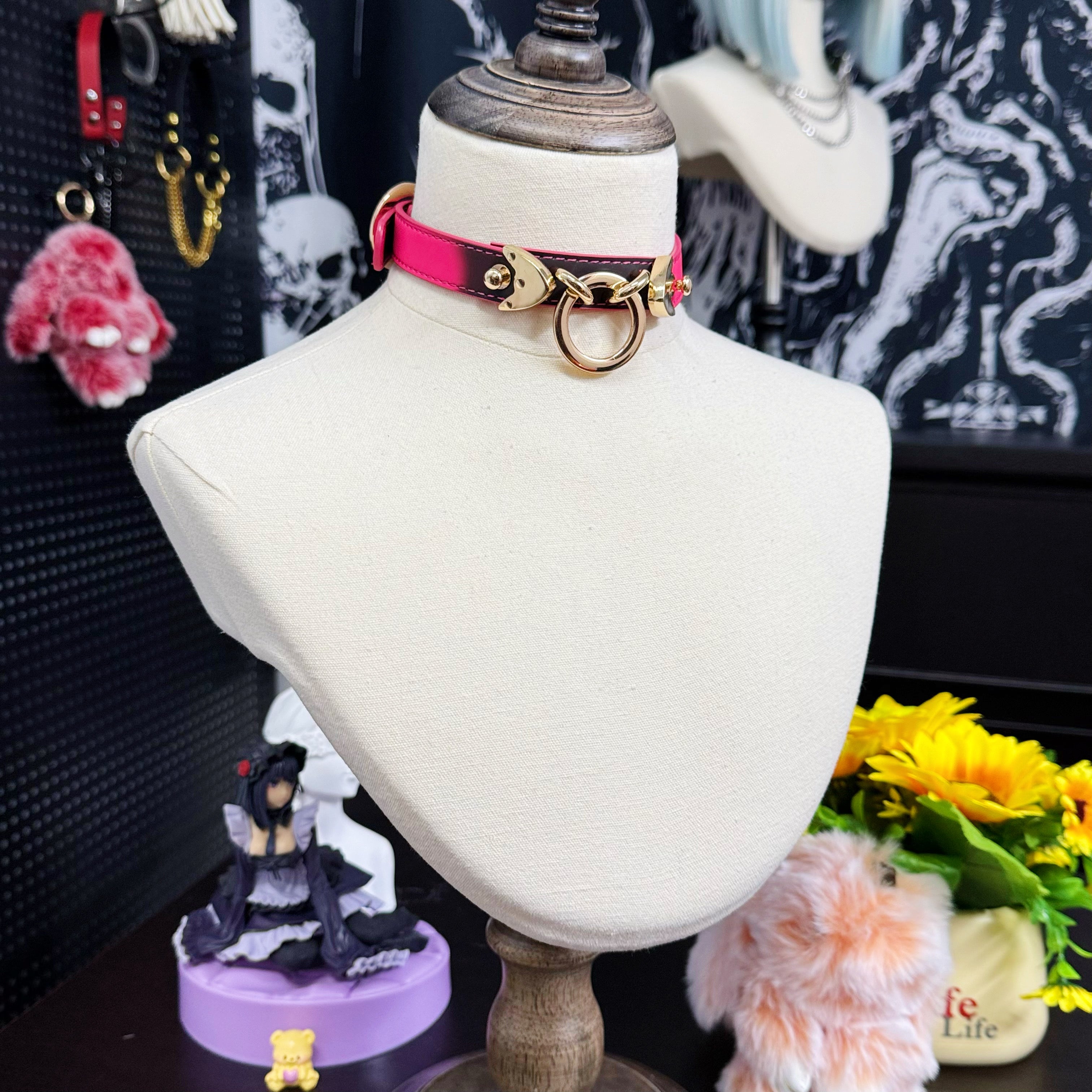 Heat Reactive Rouge Leather Collar Choker with Gold O-Ring & Matching Chain Leash