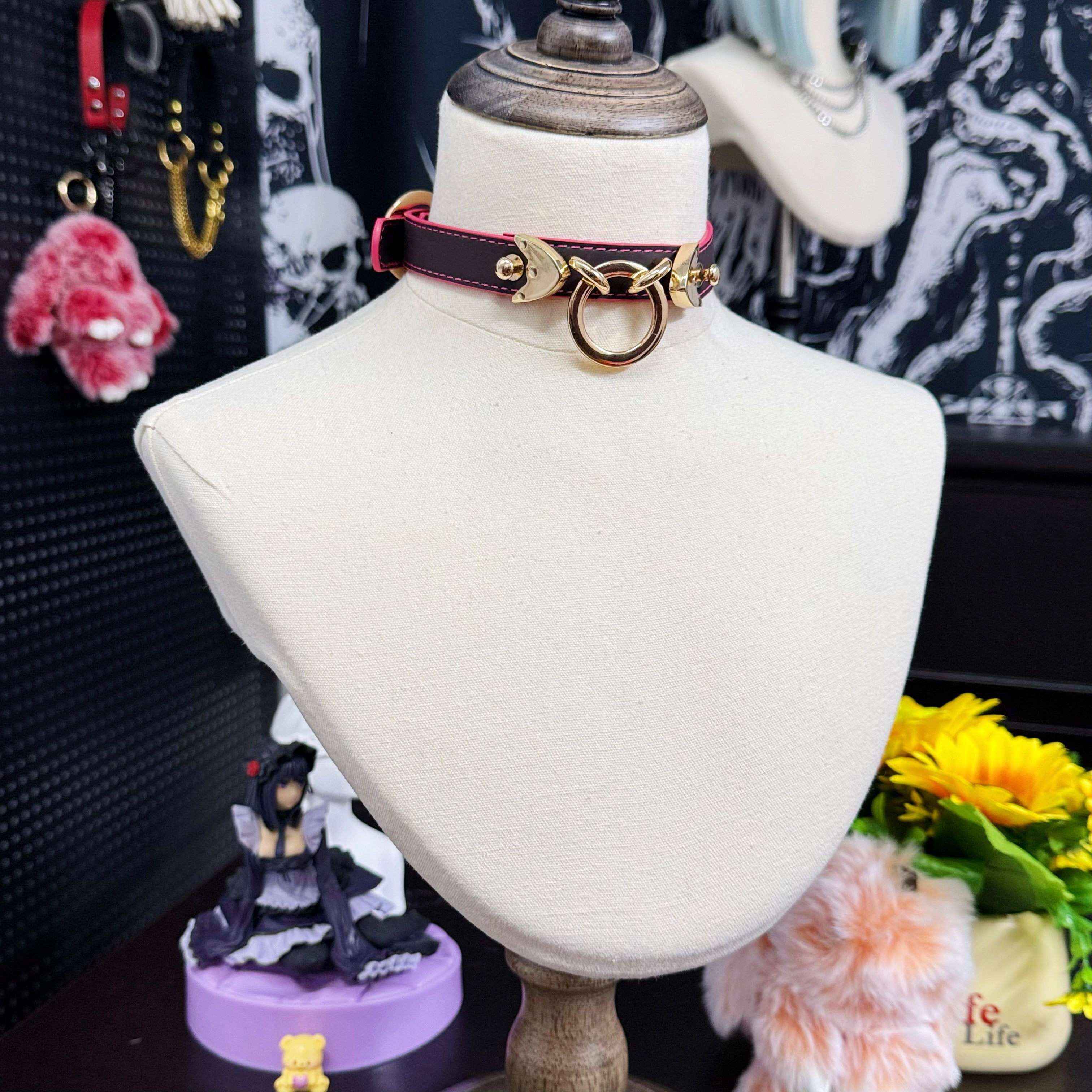 Heat Reactive Rouge Leather Collar Choker with Gold O-Ring & Matching Chain Leash