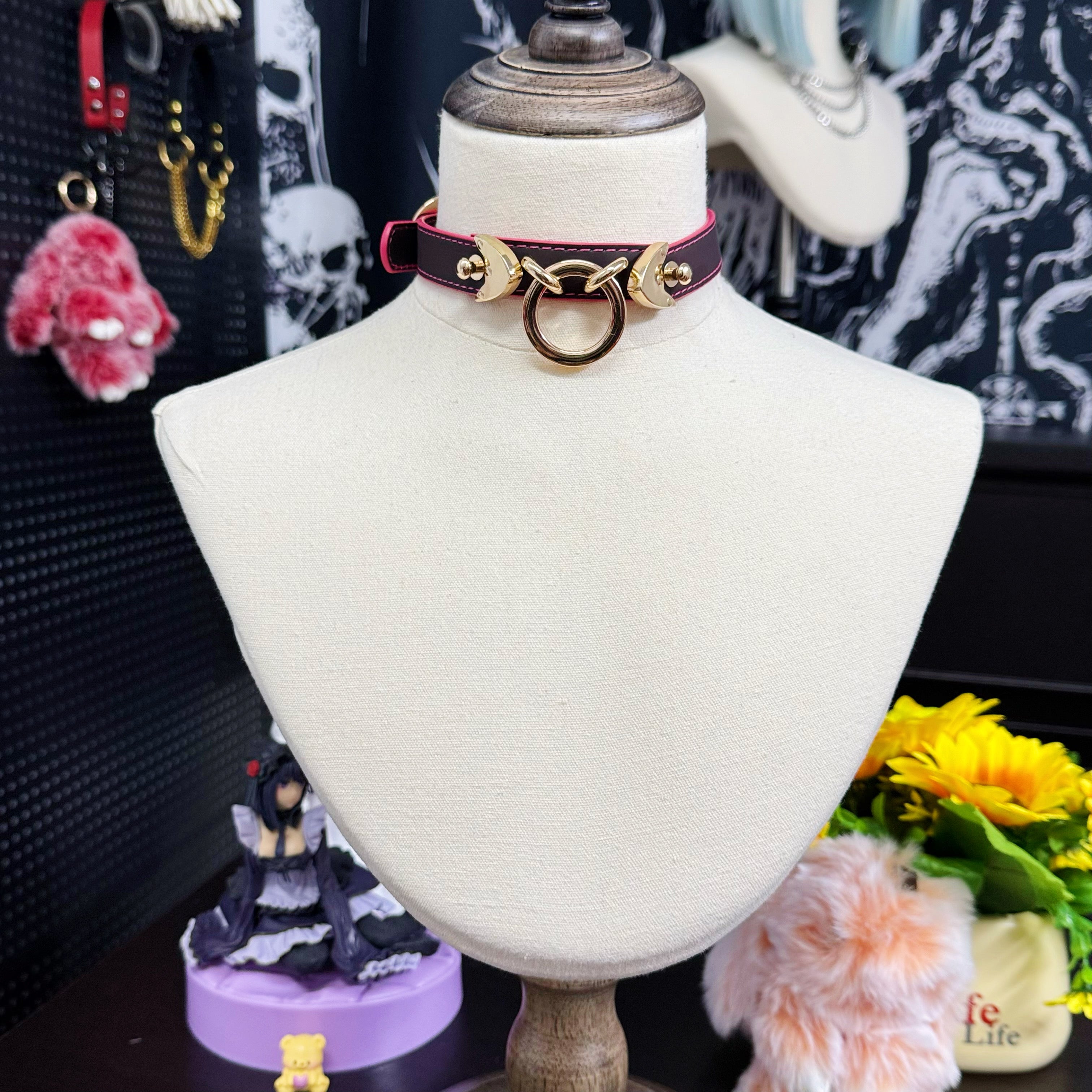 Heat Reactive Rouge Leather Collar Choker with Gold O-Ring & Matching Chain Leash