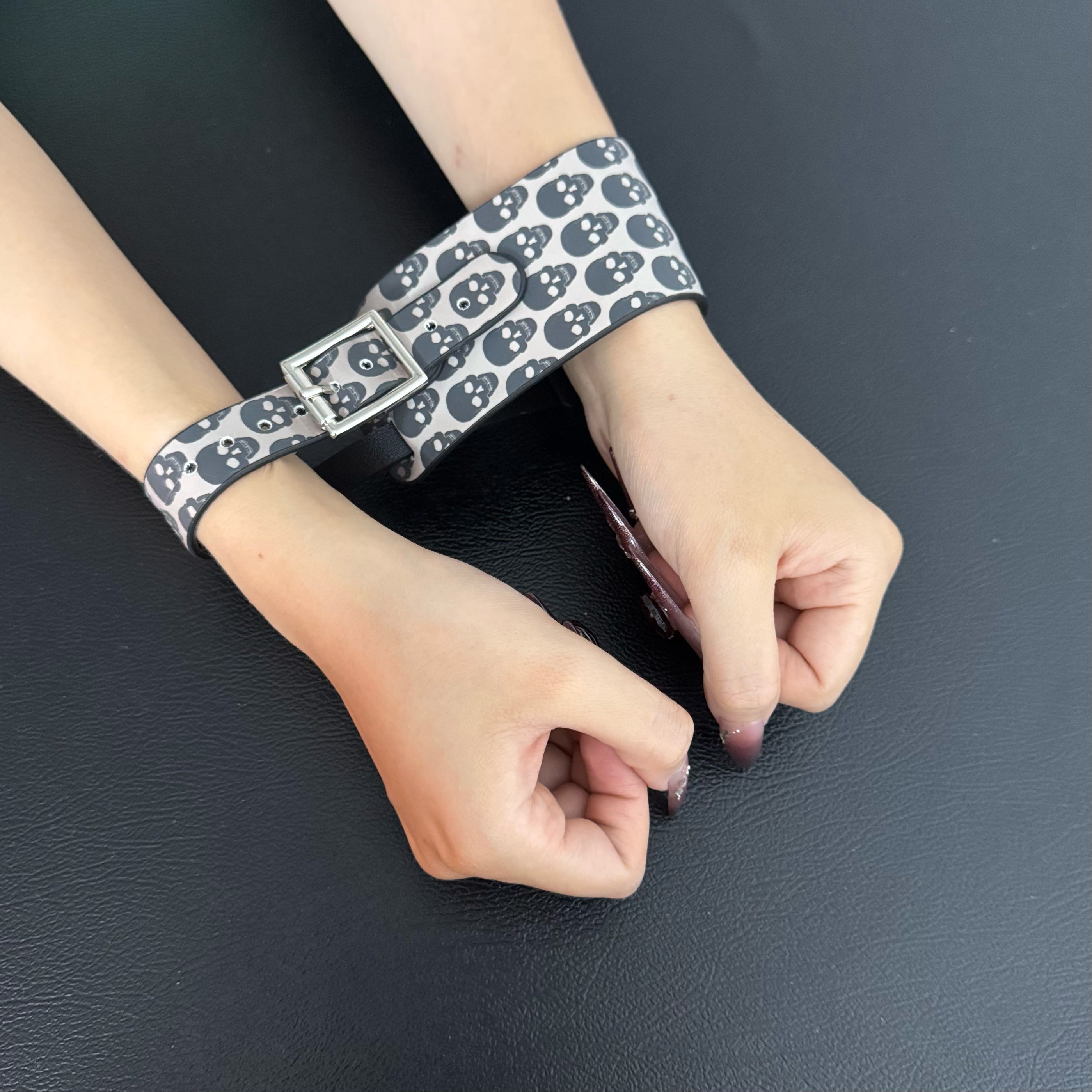 Unisex Color-Changing Leather Dual-Wear Bracelet-Black to Skull (Heat Reactive)