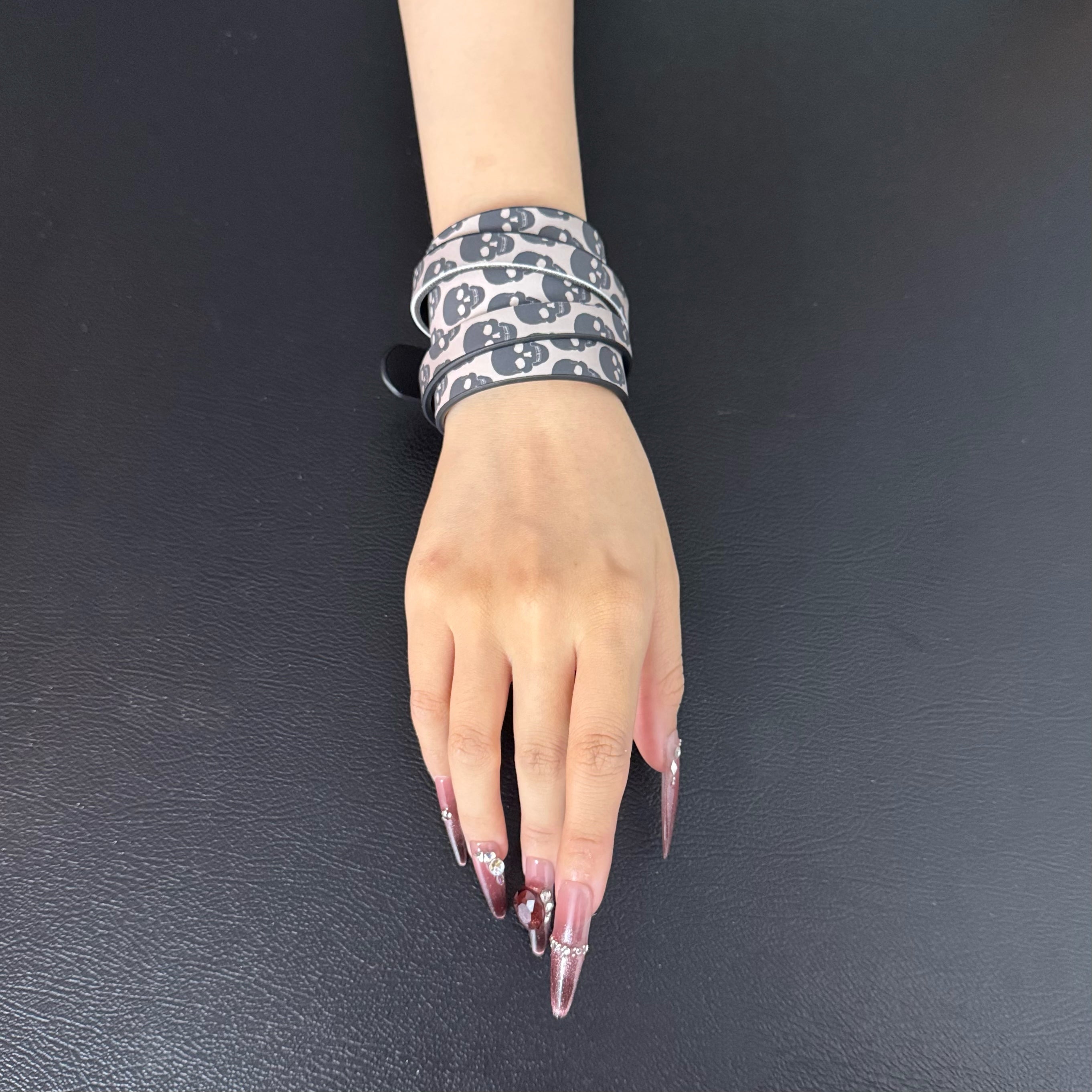 Unisex Color-Changing Leather Dual-Wear Bracelet-Black to Skull (Heat Reactive)