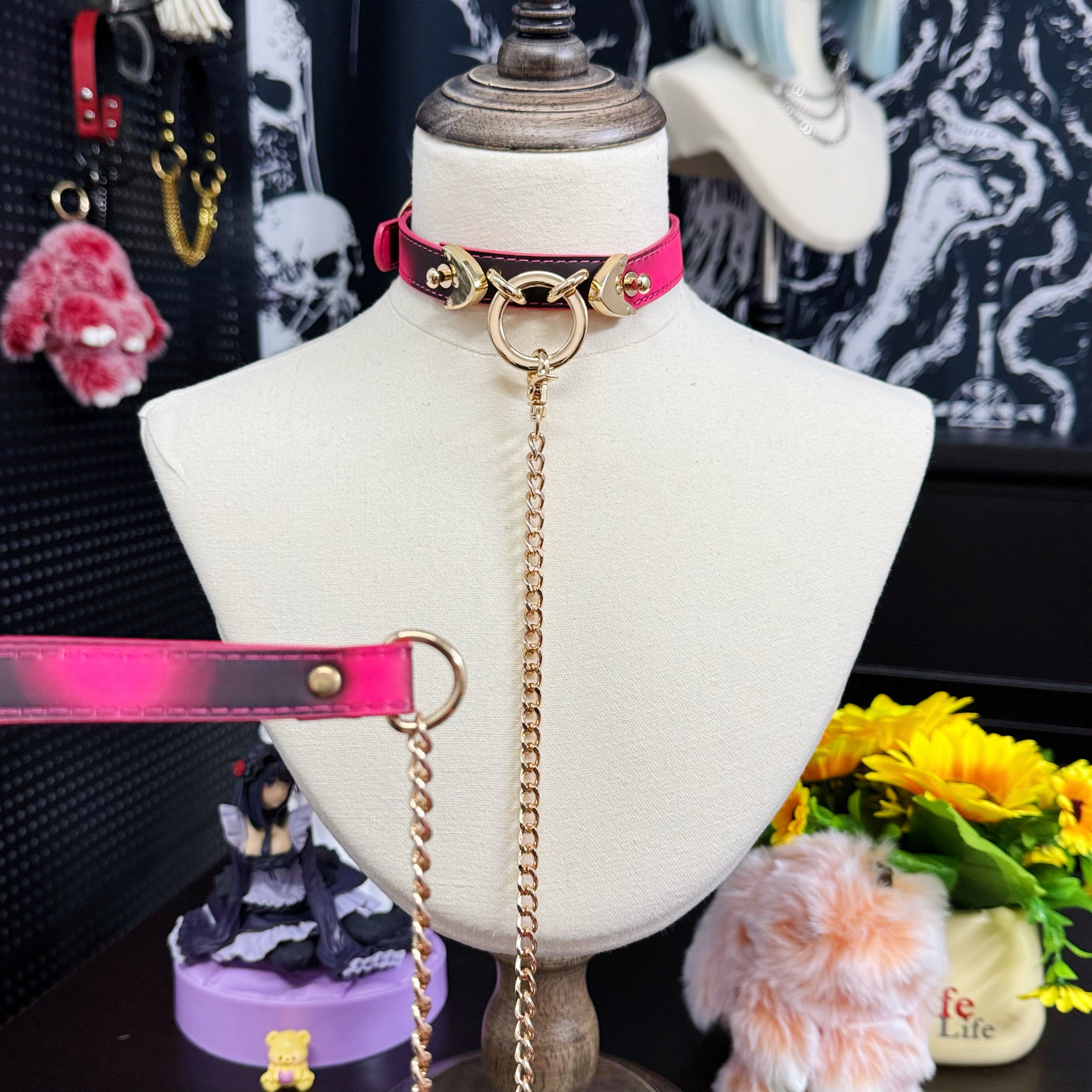 Heat Reactive Rouge Leather Collar Choker with Gold O-Ring & Matching Chain Leash