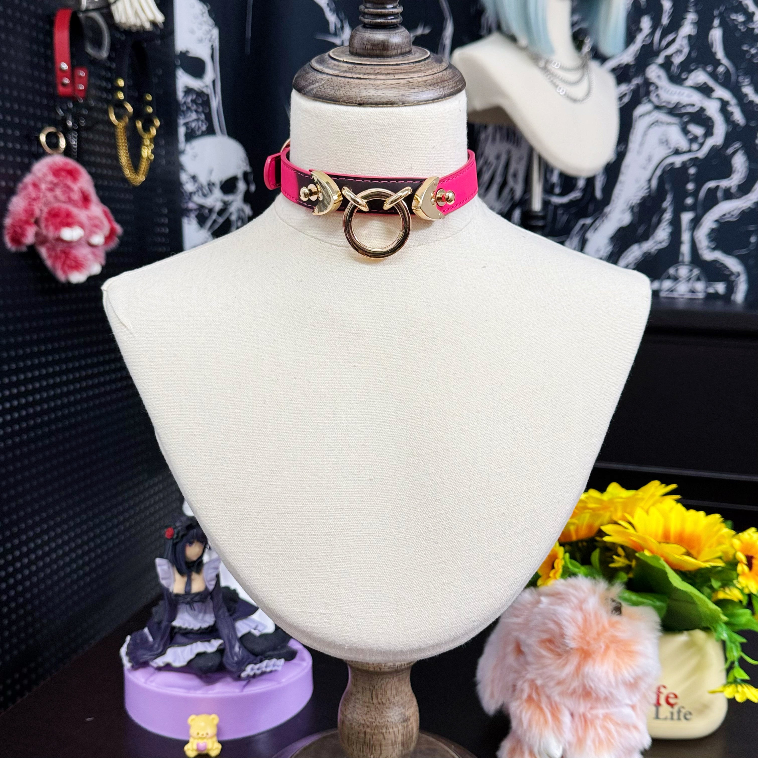 Heat Reactive Rouge Leather Collar Choker with Gold O-Ring & Matching Chain Leash
