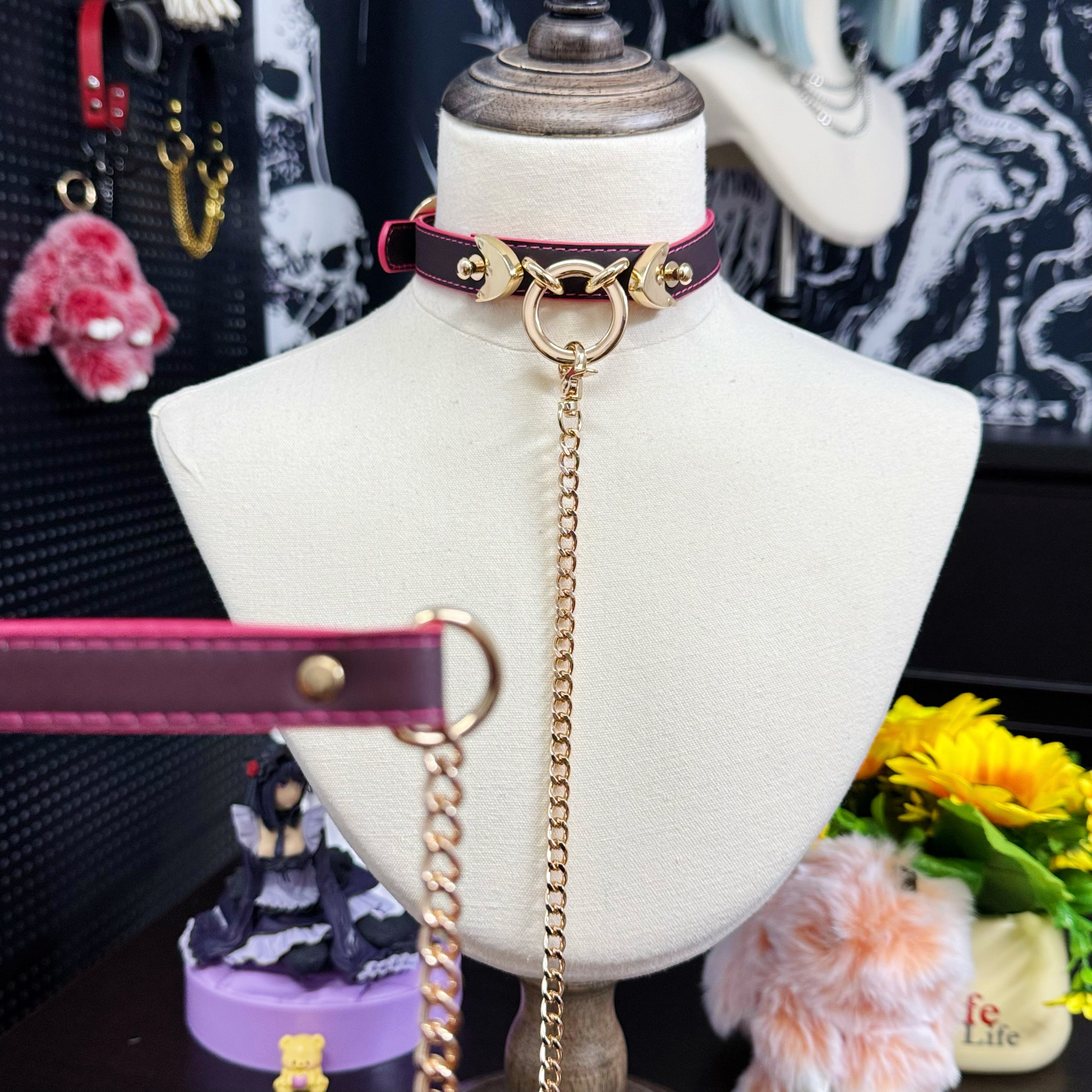 Heat Reactive Rouge Leather Collar Choker with Gold O-Ring & Matching Chain Leash